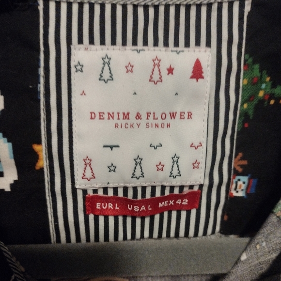 NWOT Men's Christmas Short sleeve Button Up - Picture 4 of 4